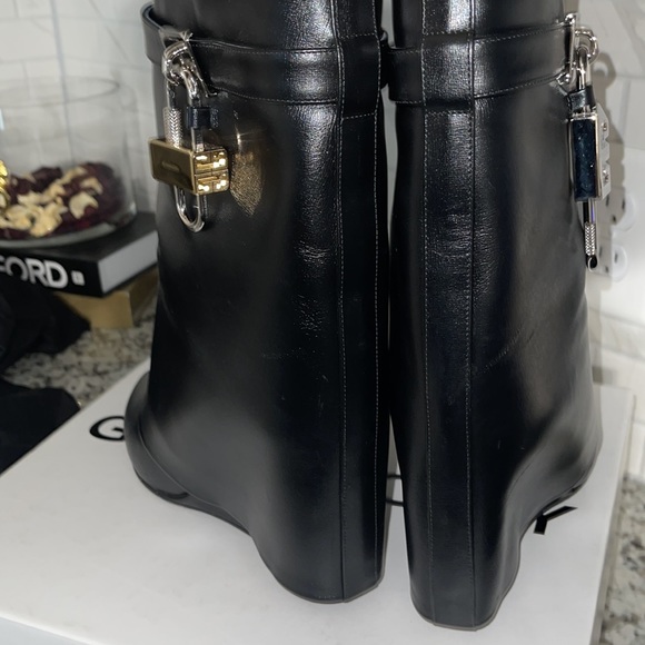 The New Givenchy 
Shark lock ankle boots in leather - Picture 5 of 8
